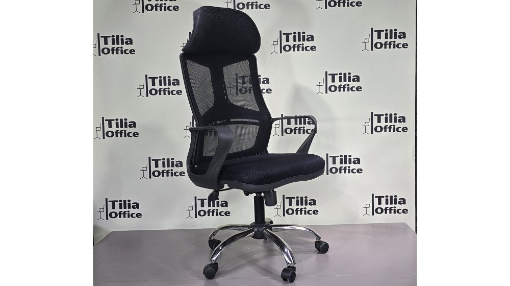 Tilia Gla ergonomik makam koltuğu, siyah file sırt ve parlak krom metal kolçaklar.